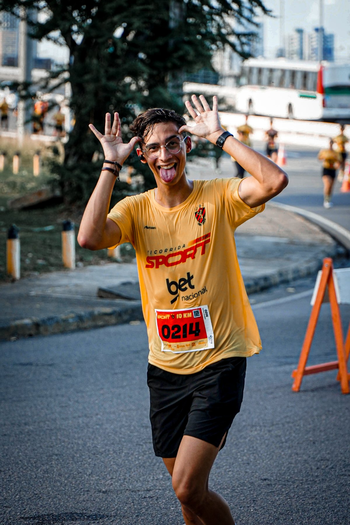 Caio correndo a prova de 10 km da Corrida do Sport, de camisa amarela